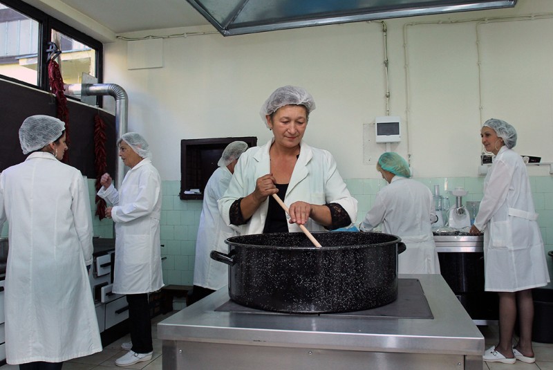 The preparation of homemade products in a social enterprise, Lebane